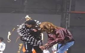 قبلة على المسرح تغيّر مسار الحفل وتفجر موجة جدل واسعة بحفل محمد رمضان